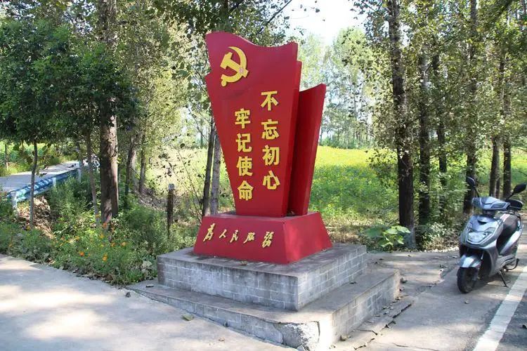 花开有限爱心无限——洛宁雪亮眼镜店举行爱心捐赠活动