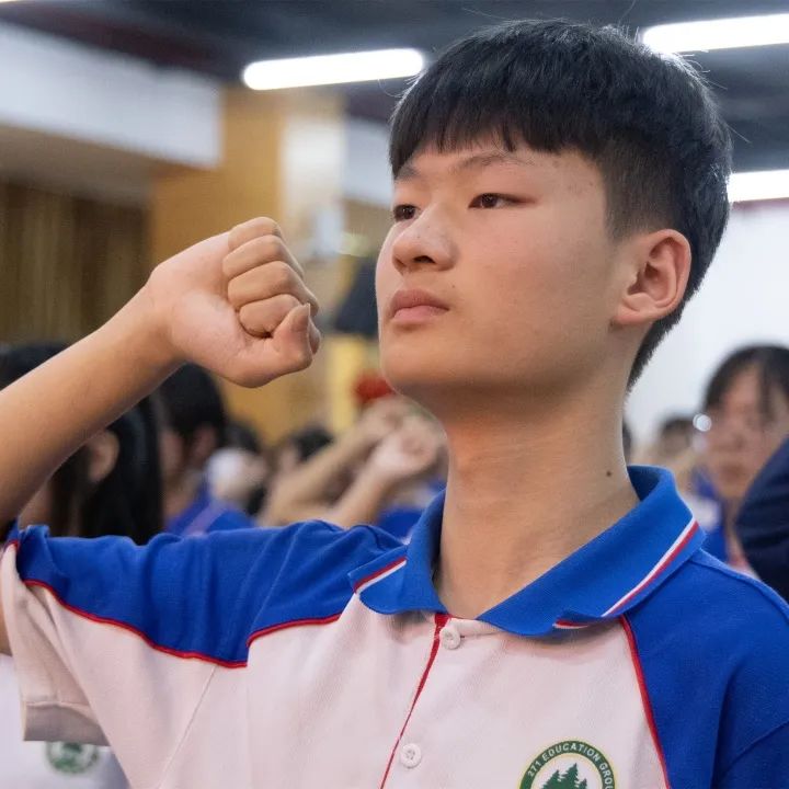 青春仪式展青春风采追青春梦想,挥洒汗水激扬青春放飞梦想