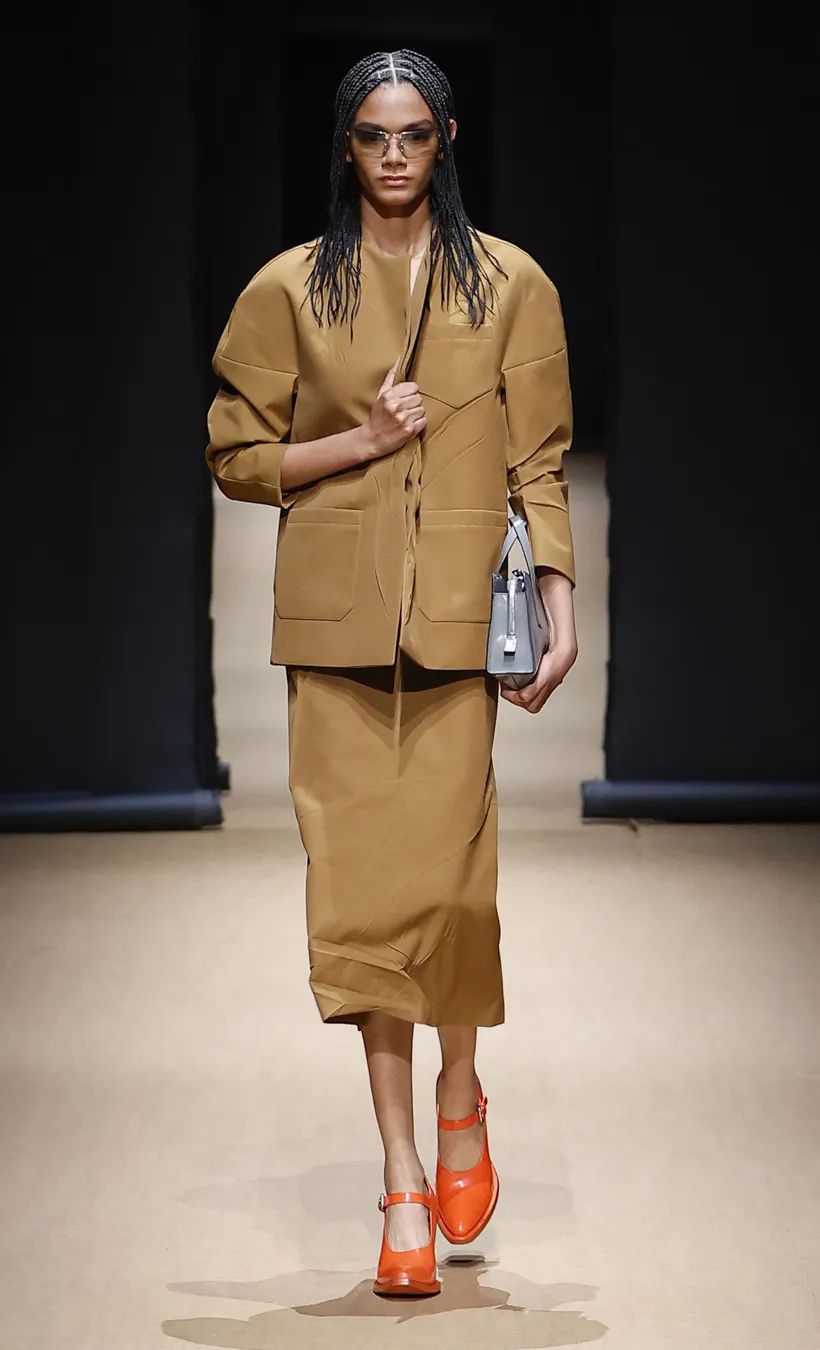 在Prada的戏梦中，以对立之境现原生之美