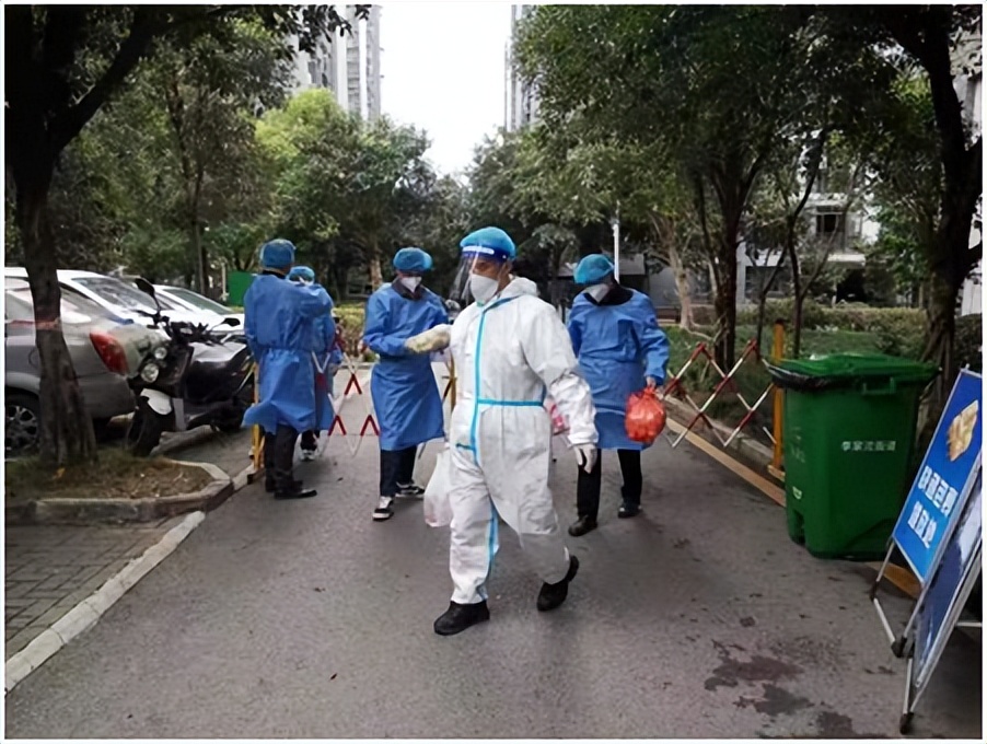 下沉“疫”线倾力服务用“志愿红”守护“健康绿”——市*访信**办*党**员干部积极助力打赢疫情歼灭战