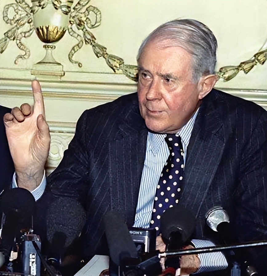 77年万斯访华，替美国抛出三个无理要求，邓公忍无可忍回怼10个字