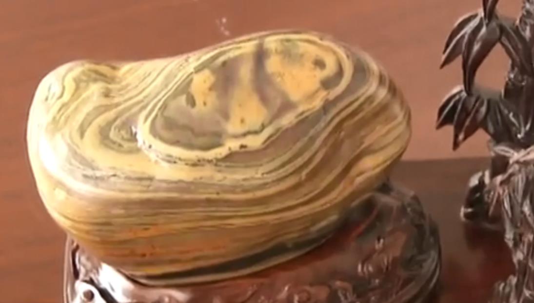 青岛男子捡到熊猫奇石，出价到百万也不卖，专家鉴定估价1.5亿