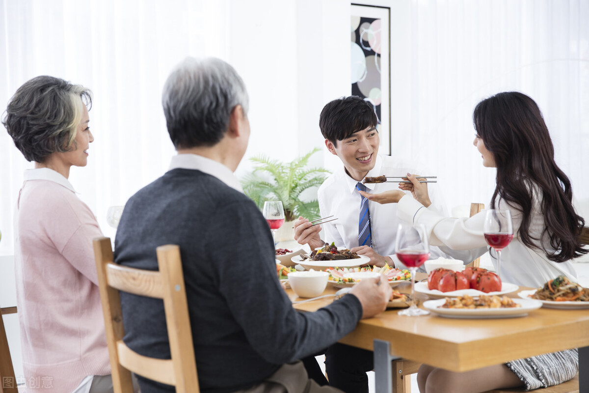 58岁阿姨自述：学会“出卖”儿子后，我成了儿媳妇的闺蜜