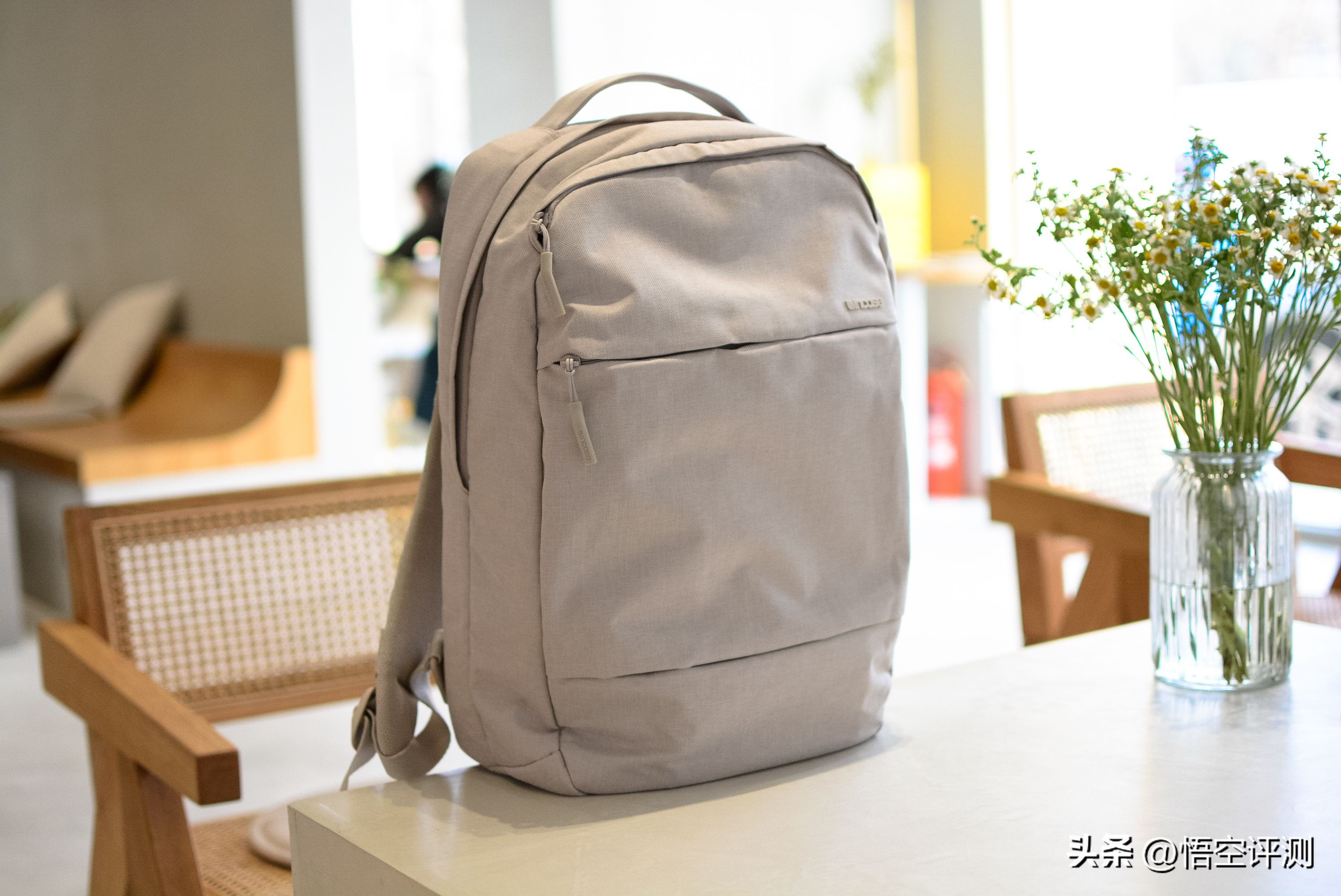 高颜值+多格收纳：进驻苹果商店，INCASECity双肩背包评测