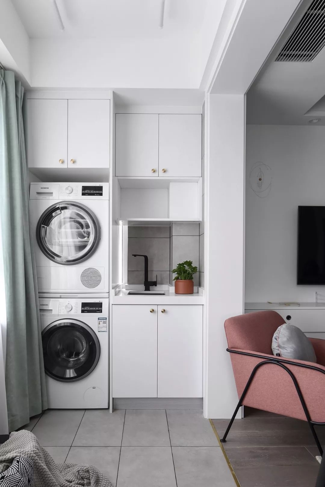 阳台装洗衣柜水电怎样设计,阳台地面有空调管子怎么装洗衣柜