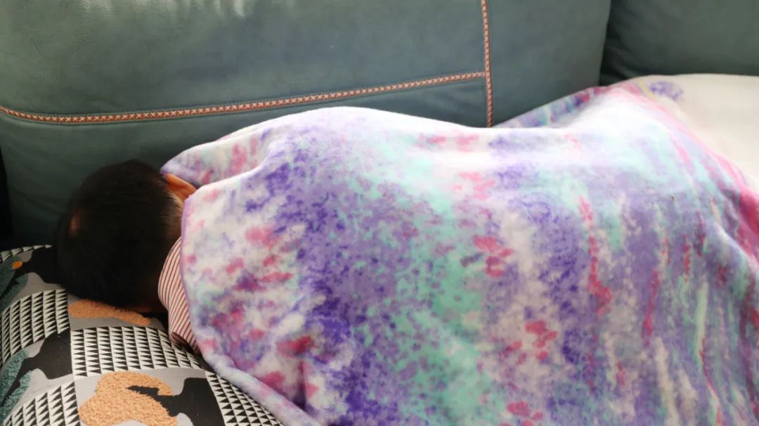 睡觉打呼噜神奇止鼾妙招,睡觉止鼾几个小动作