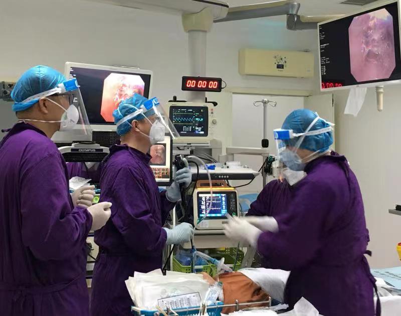 41年来首例!男子一咳就喷饭竟是食管、气管互通!医生胃镜、气管镜双镜齐下解罕见难题