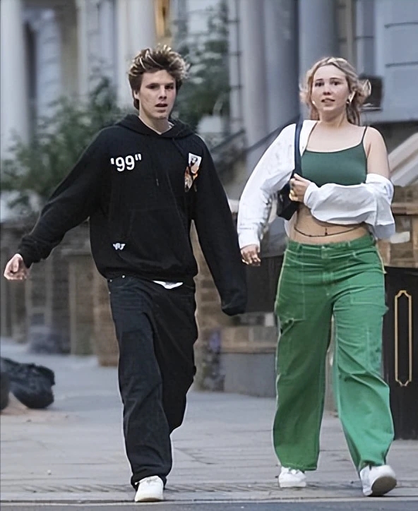 小贝大儿子抱女儿小七最新照片,小贝女儿和小七接吻