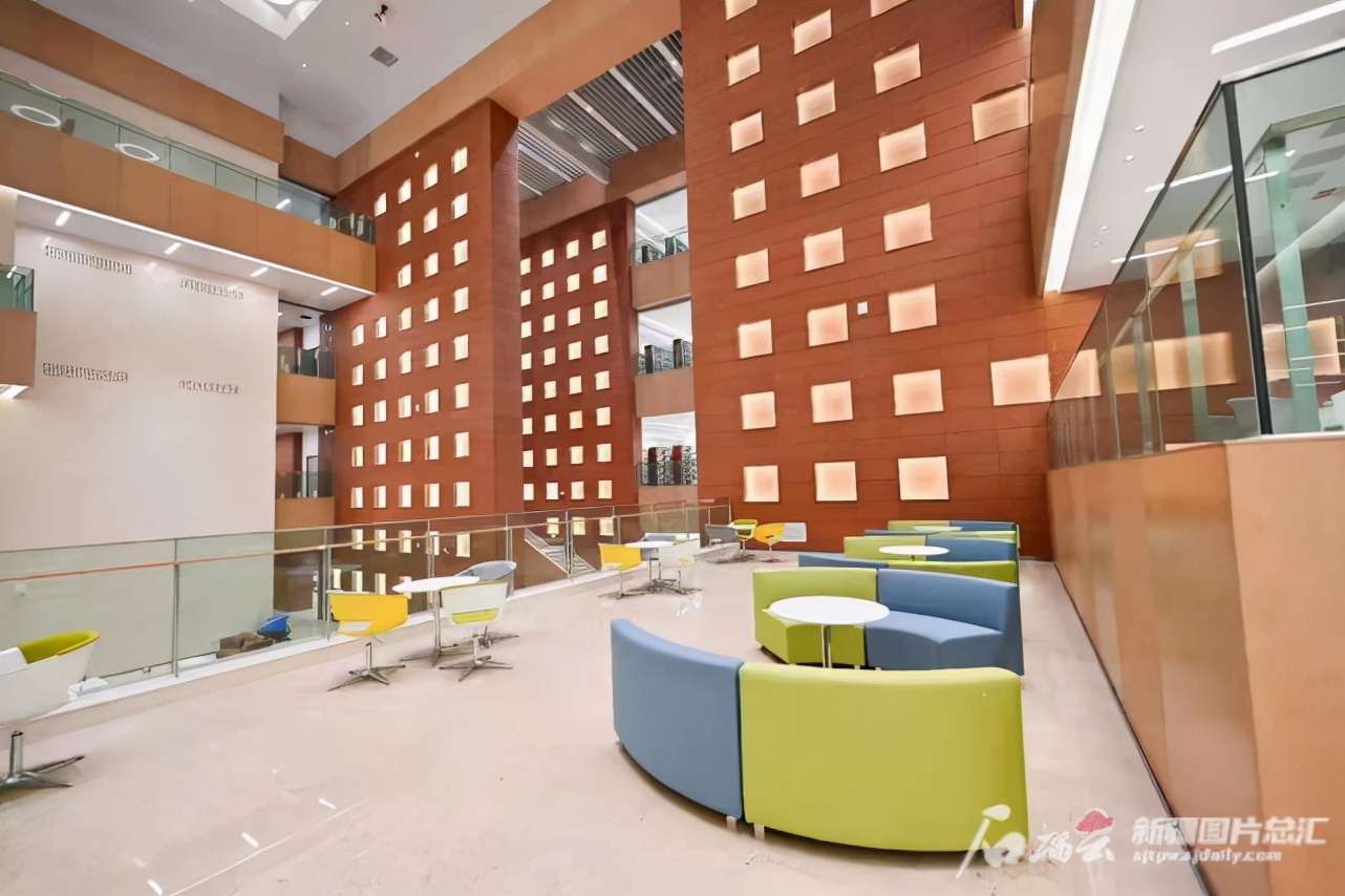 新疆大学博达校区图书馆视频,高颜值大学图书馆