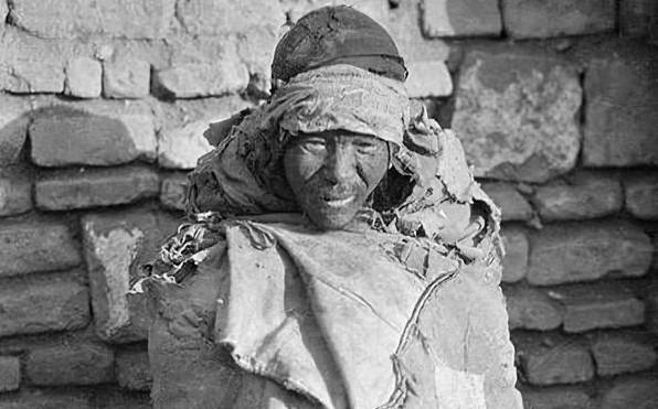 街头出现会写诗的“狗熊”，真相泯灭人性：此非熊而是人