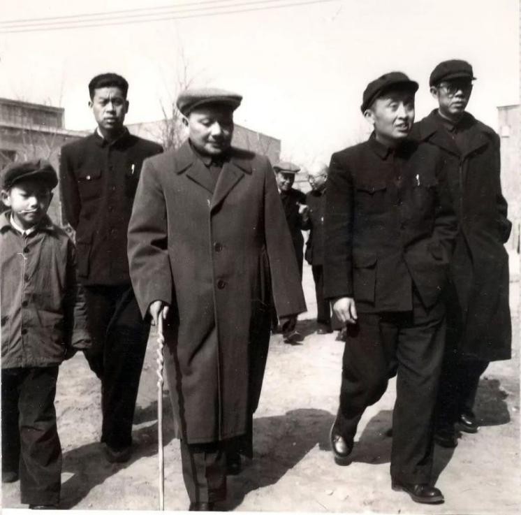 94年*小平邓**最后一次到上海，离开前对*菊黄**说：这是上海最后的机遇