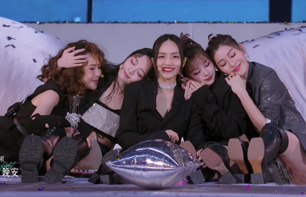 《浪姐4》二公来袭，谢娜拿第一，黄丽玲实力撑场，软床垫引热议