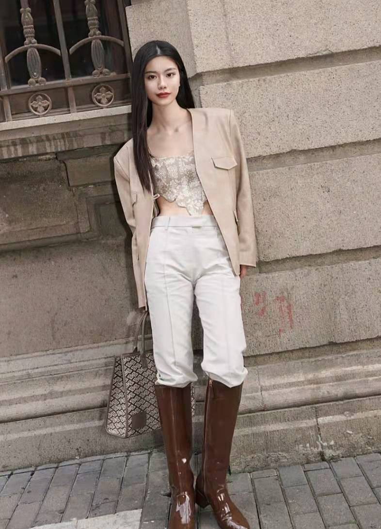 适合四十岁女人穿的马丁靴,秋冬马丁靴长筒靴哪个更时尚