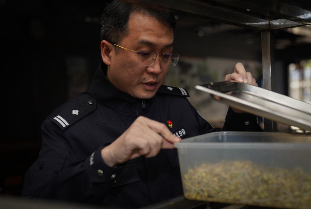 为了找证据，他从国外买水果做实验……