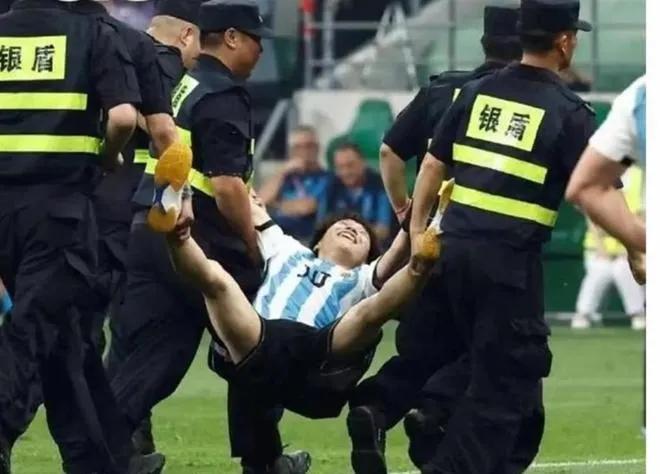 拥抱梅西的少年原视频,追风少年阿根廷梅西