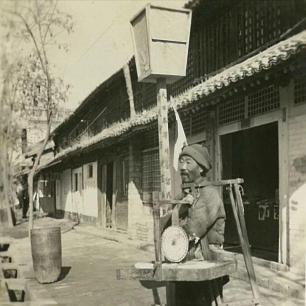 日军抽打伪军,日寇残忍的暴行