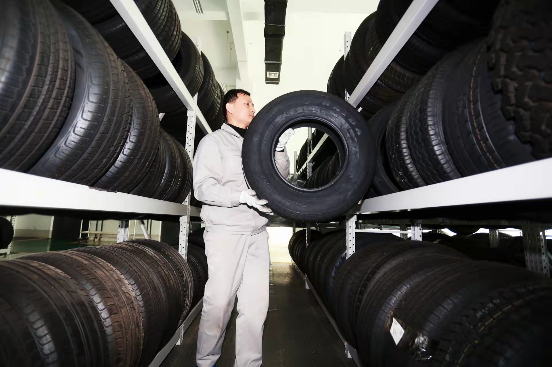 福特轮毂是哪家代工,福特汽车用的哪些品牌的轮胎