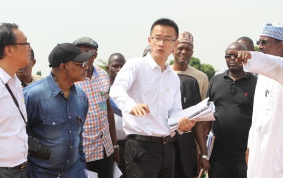 2019年，河南小伙意外当上非洲“酋长”，坐拥百亩地