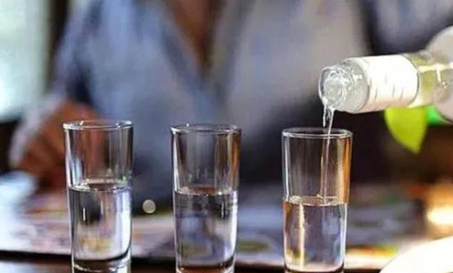 喝红酒醒酒好还是不醒酒好,红酒需要醒酒白酒需要醒酒吗