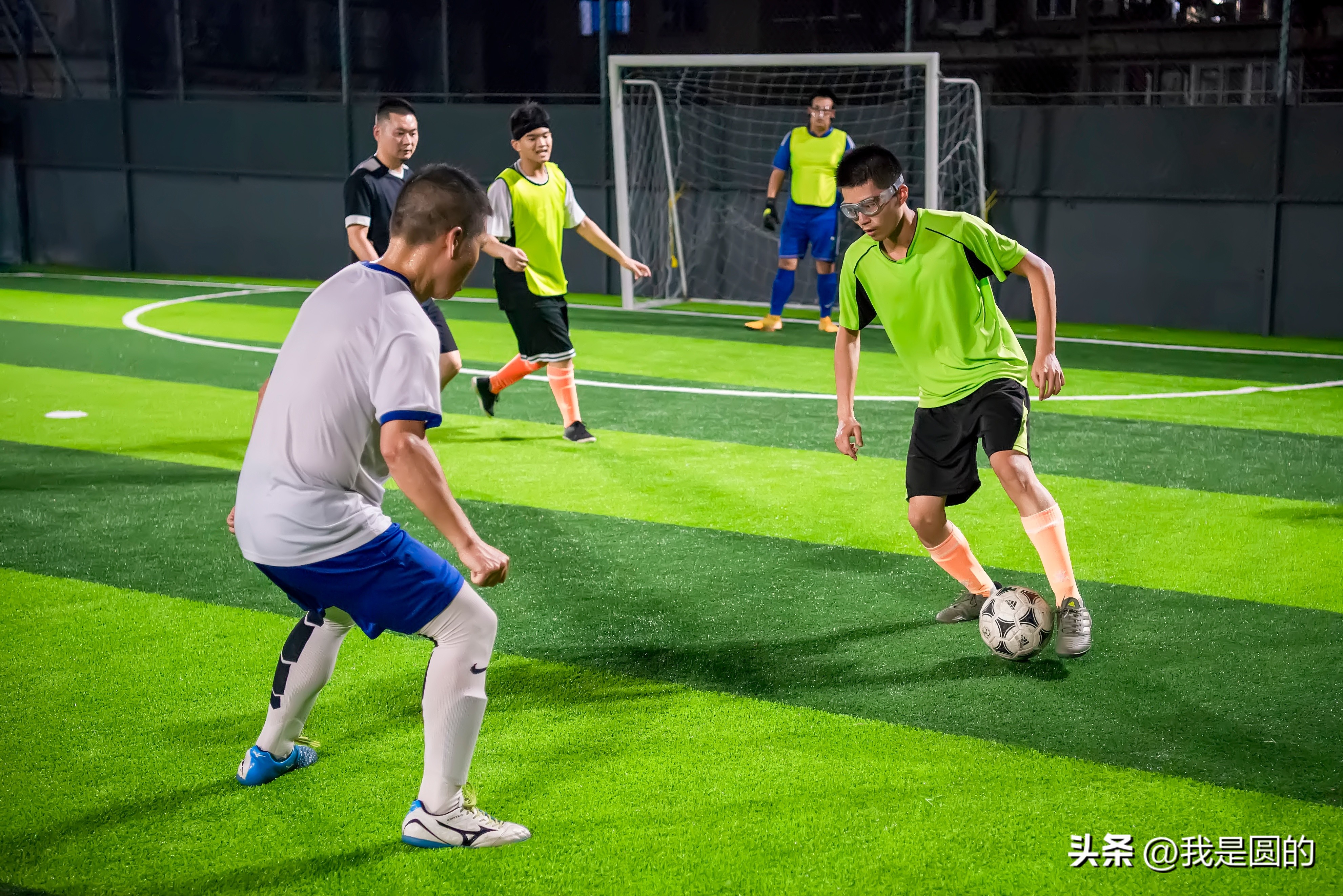 足球摄影作品创作说明,足球摄影作品简介200字