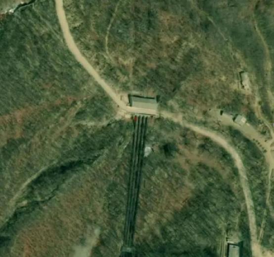 为何尘封72年?徐克发挥什么特长?美军死去士兵那瓶酒有何隐喻?