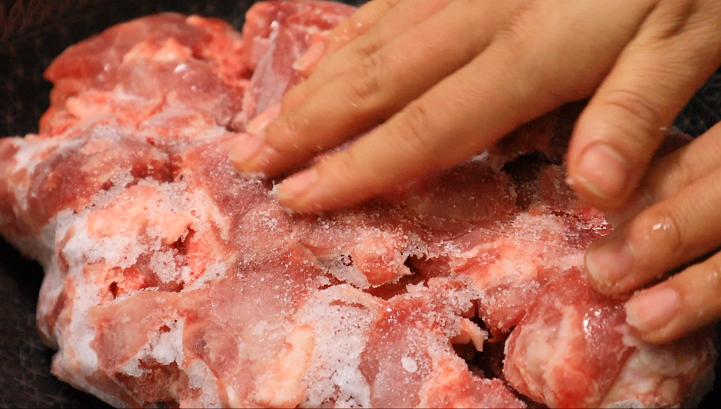 冷冻肉怎么解冻不影响口感,解冻肉切记不要直接用水泡
