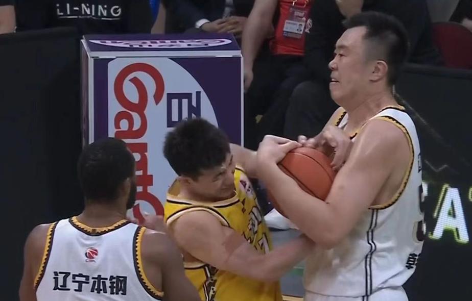 广厦vs辽宁赵继伟空接张镇麟,辽宁男篮g3控球后卫赵继伟