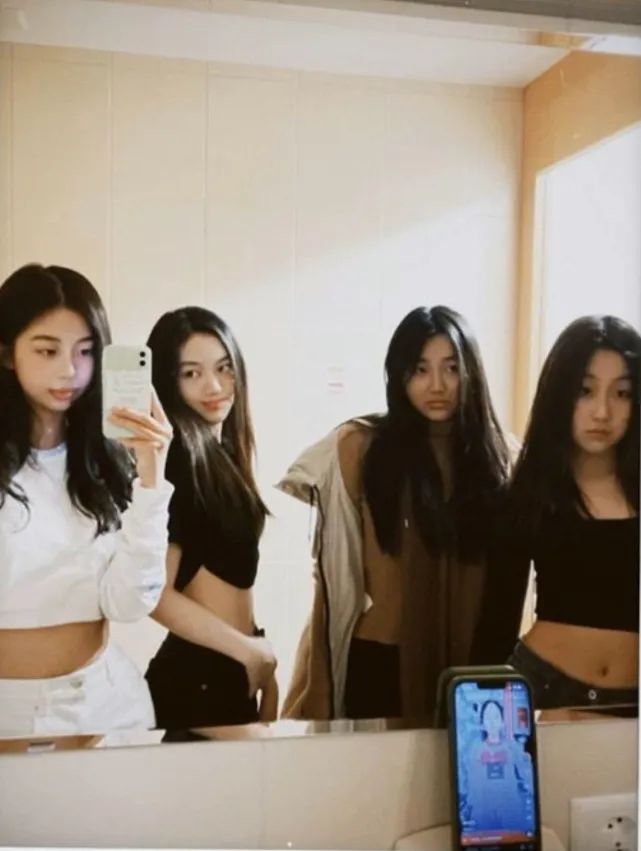 有一种尴尬叫“星二代玩性感”，*裤底**胸部全露，让明星父母都脸红