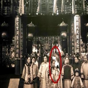 日军兽行：当着男人的面玷污了女儿，临走还残忍割下妻子乳房