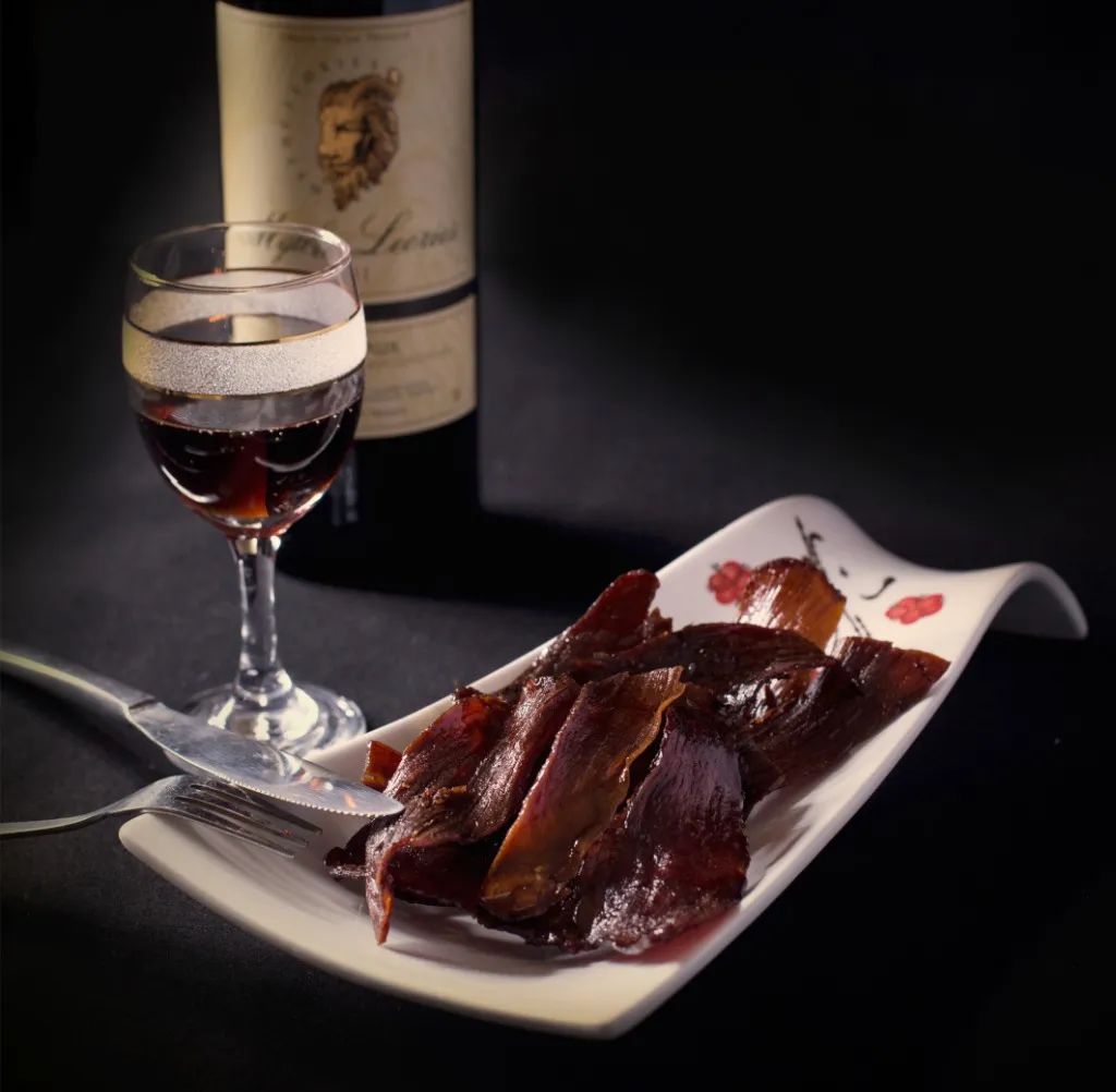 一位优雅的公主享用下午茶,一位优雅的公主正在享用下午茶