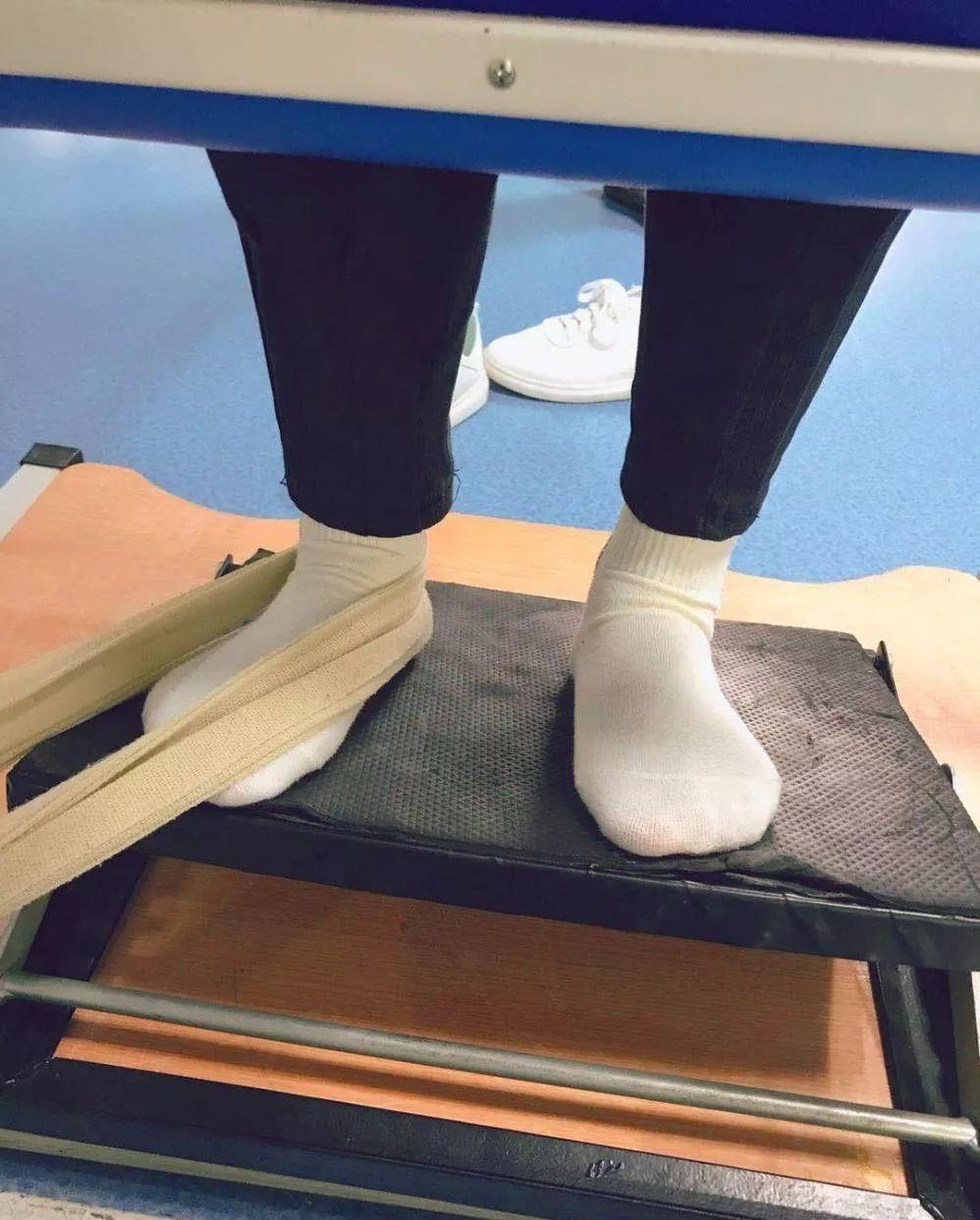 偏瘫后足内翻严重怎么康复锻炼,偏瘫患者足内翻康复训练视频