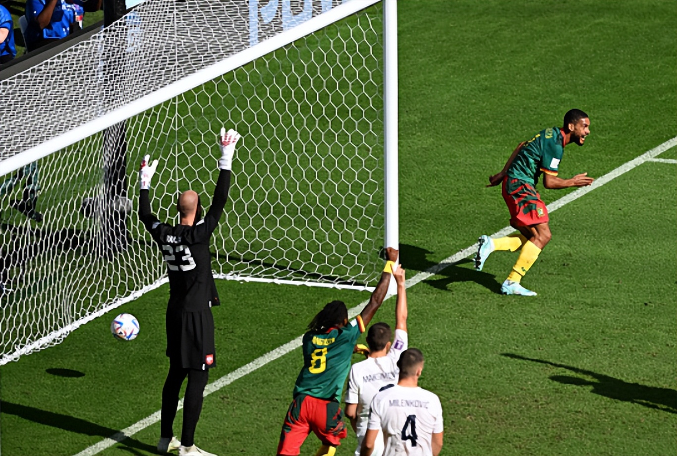 一边得意忘形！一边自废武功，两队打出了一场奇葩对决