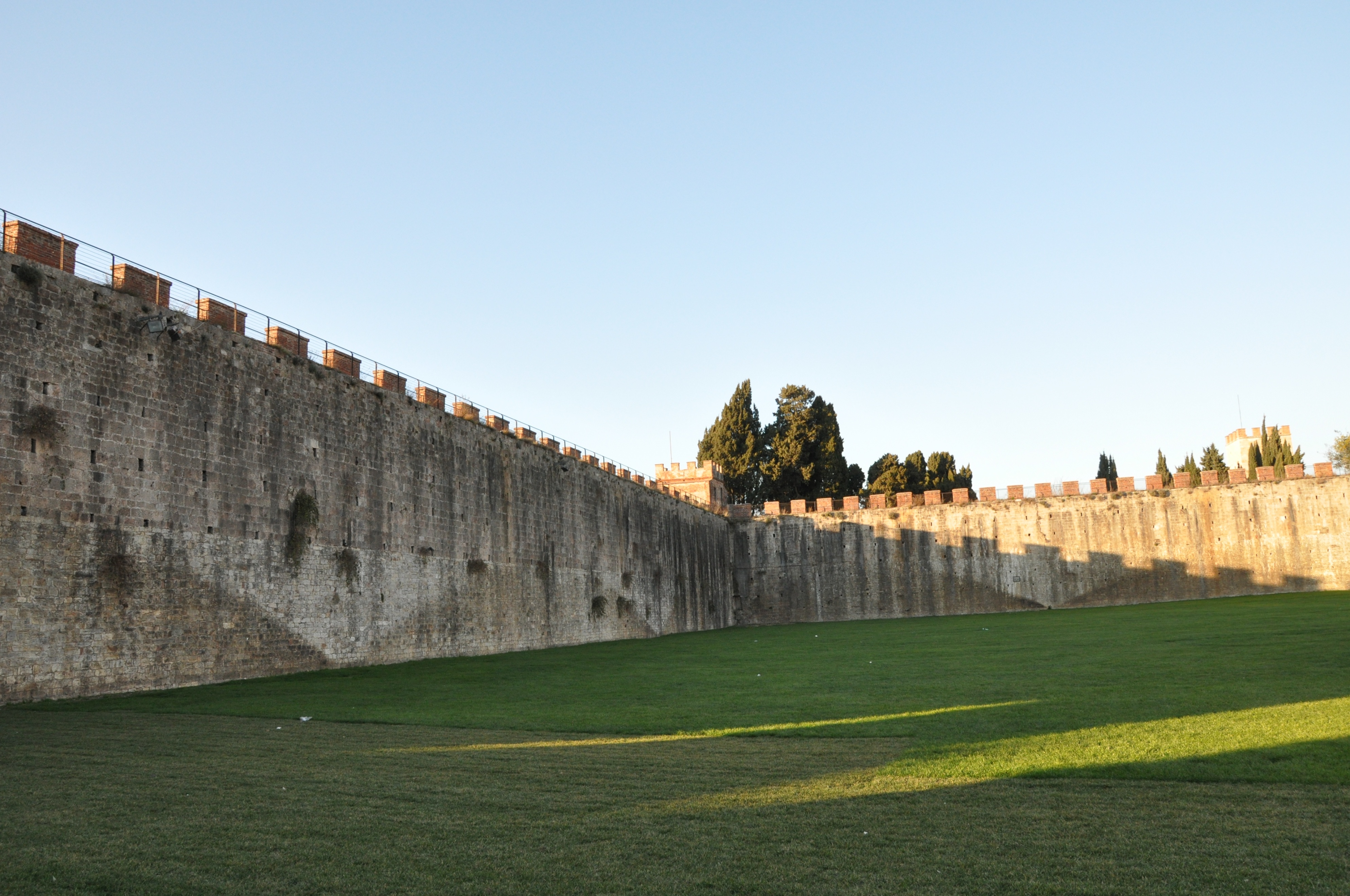 罗马式比萨斜塔,著名的意大利比萨斜塔是斜的吗