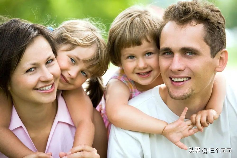 #爸爸给2岁女儿脱衣洗漱被骂流氓#！性教育太早也不好？