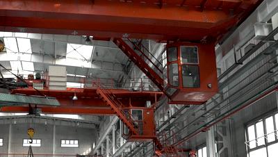 开吊车的女司机很漂亮,开天车女司机