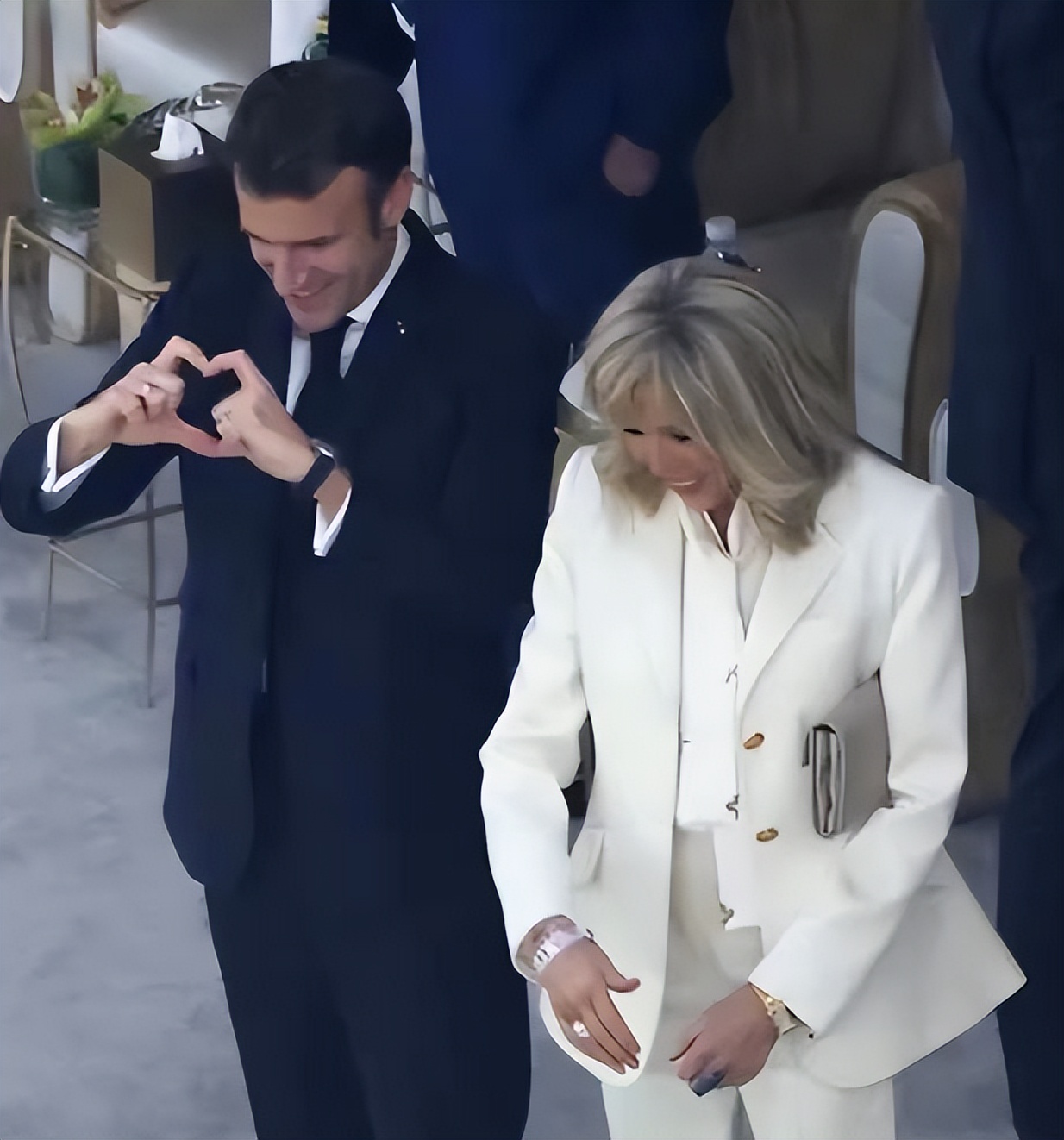 马克龙与布丽吉特互动温馨,马克龙和布丽吉特的亲密合照