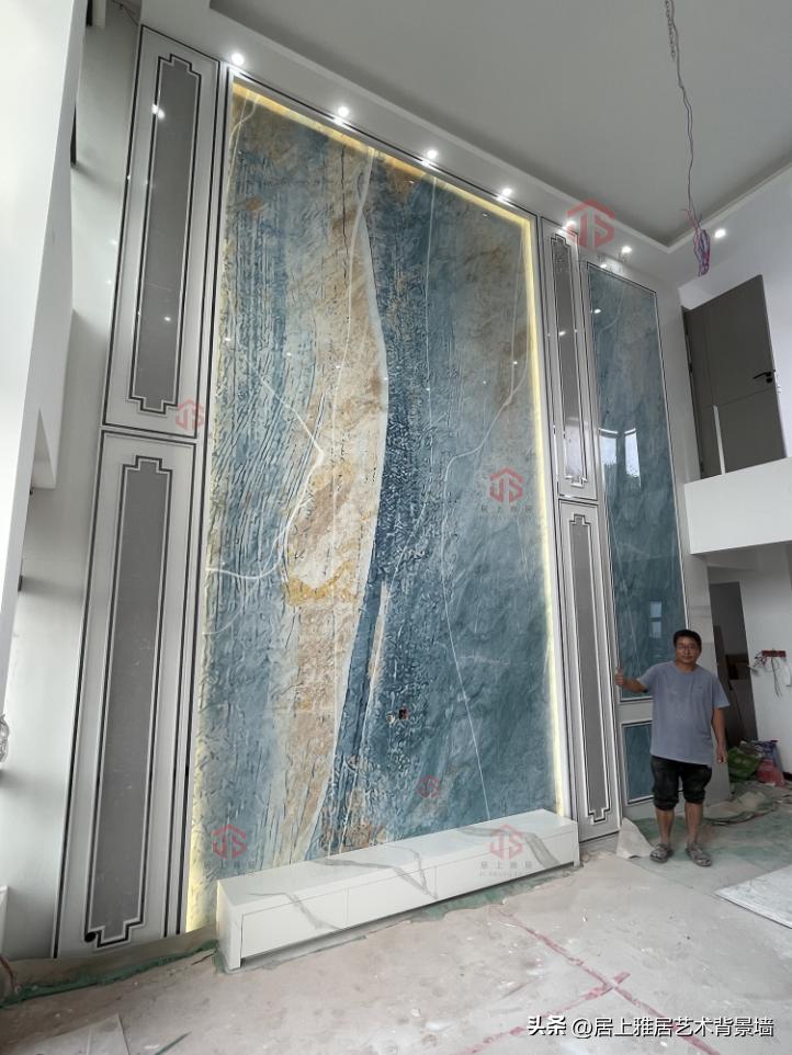 复式楼挑空客厅岩板背景墙效果图,岩板复式挑空背景墙