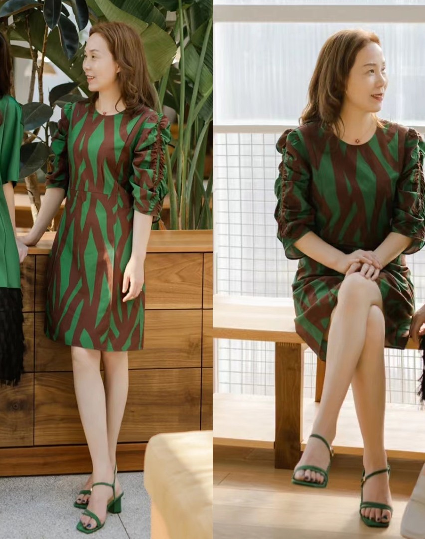 四十岁女人这样穿裙子又减龄时尚,40岁的女生130斤适合穿什么裙子