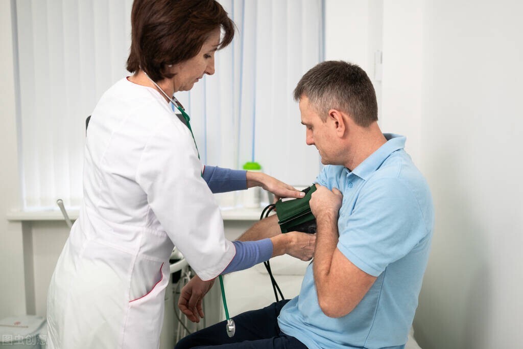 在医院测的血压比在家测的高很多,医院测血压明显感觉到心率快