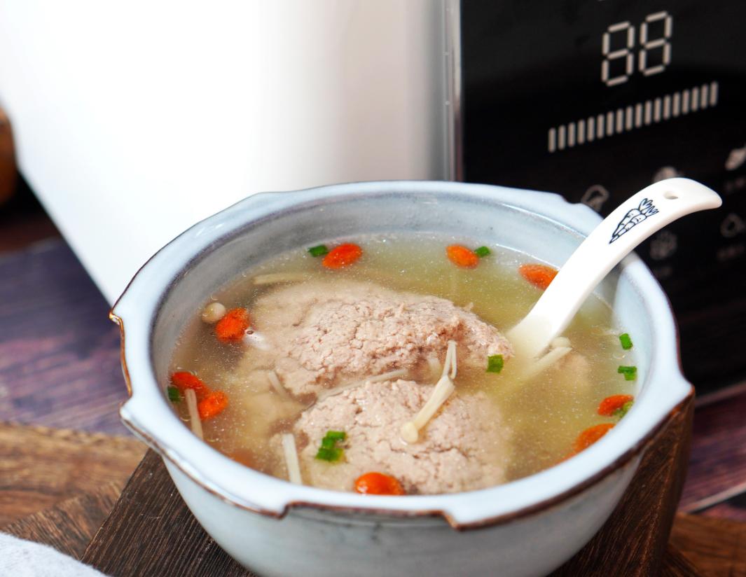 10岁男孩被奶奶喂出痛风，走路要用拐杖，医生：别吃太好了