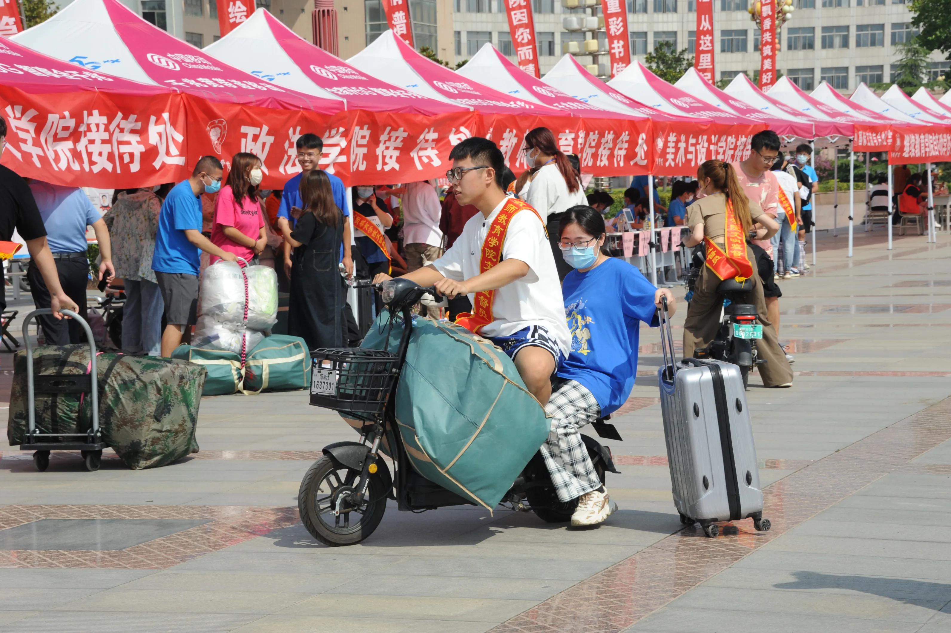 菏泽学院7174名新生分批次错峰报到，开启大学校园新生活