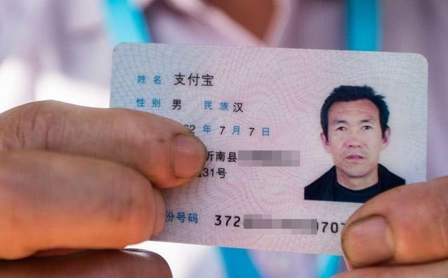 爸爸姓“操”，不愿女儿随自己姓，妈妈灵机一动全家人拍手叫好