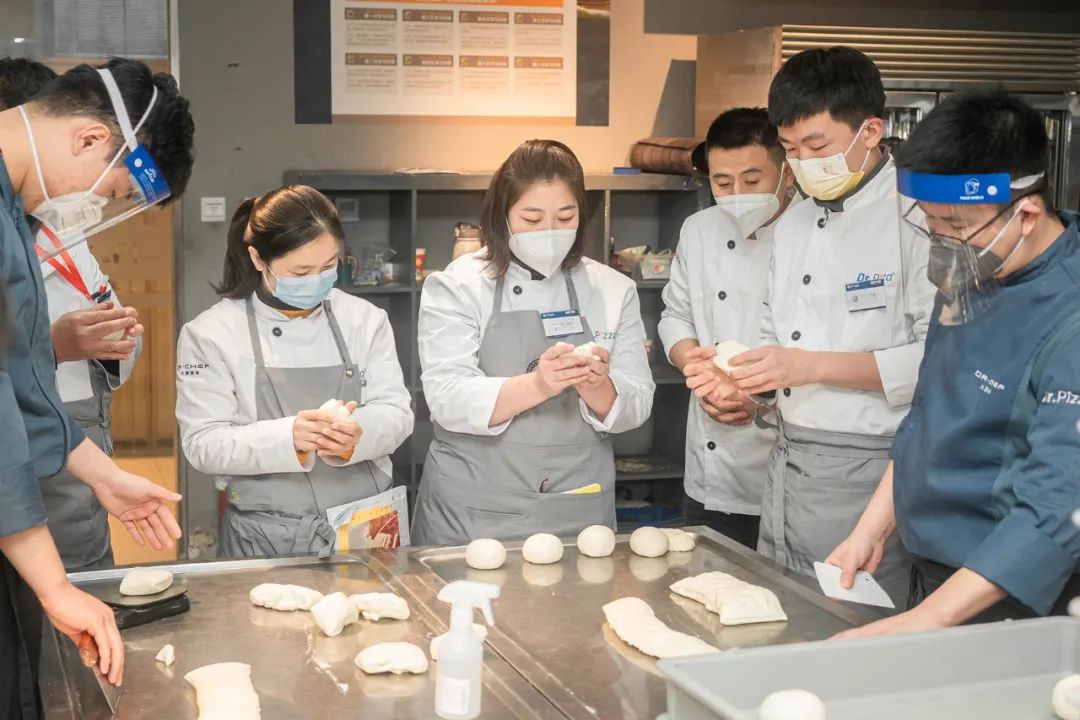 做披萨饼胚时总开裂,披萨饼皮硬是什么原因