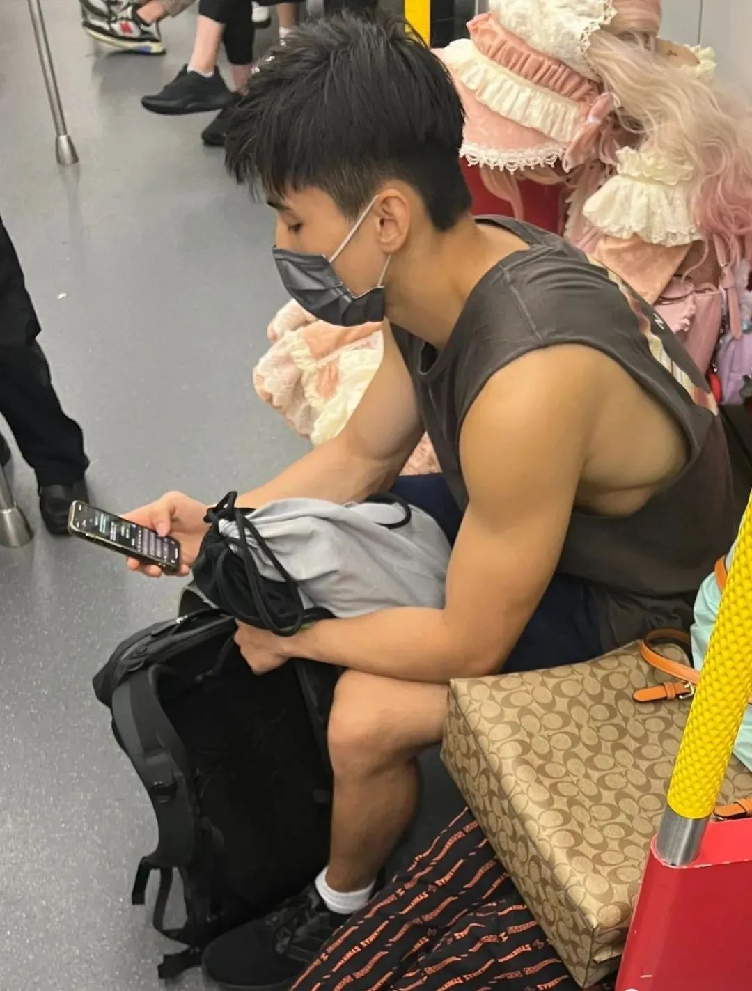 网友拍到穿校服高中生和青春擦肩,网友地铁上拍下的一幕