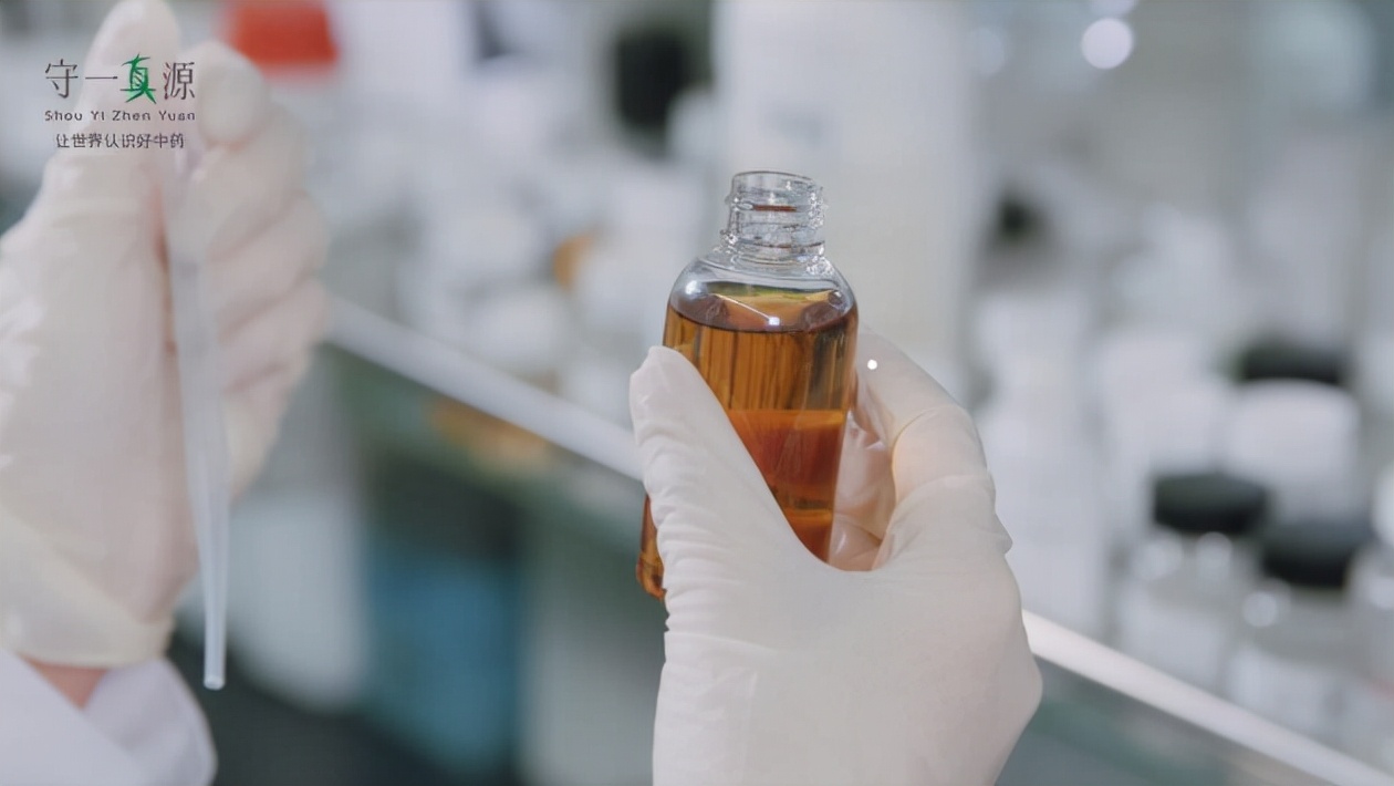 守一真源麒麟竭眼精华采用名方七厘散珍贵中药，紧致你的眼部肌肤