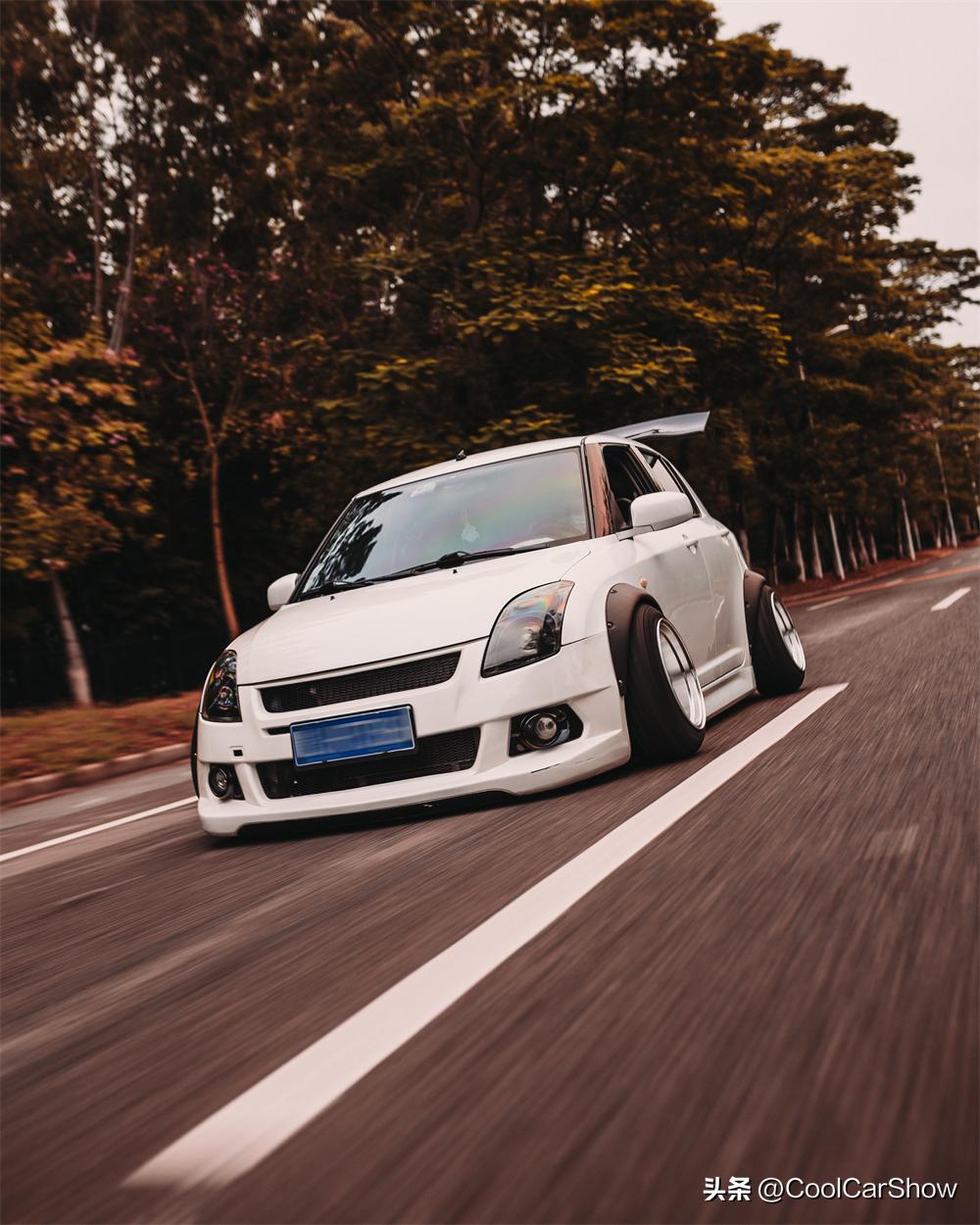 大尾翼战斗风的气动雨燕，女车友完美诠释小车也能带来无穷乐趣