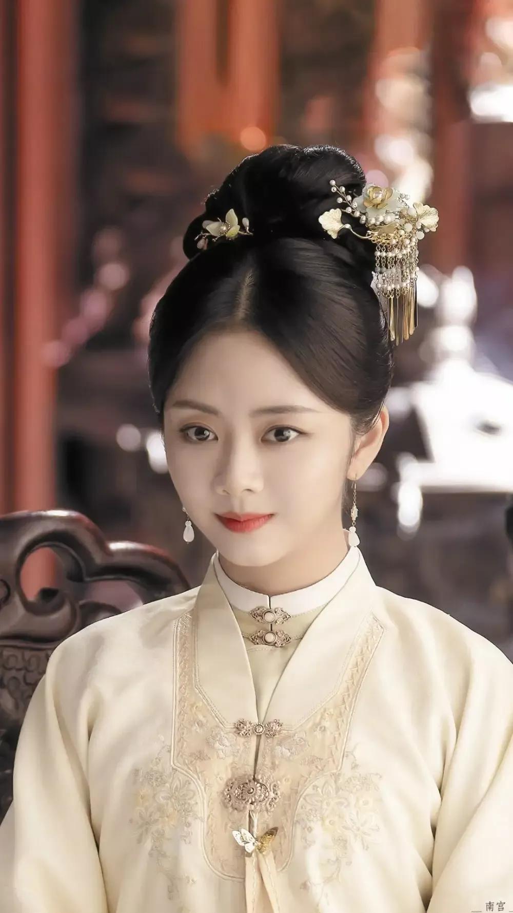 刘亦菲宋轶蓝色礼服,刘亦菲和宋轶谁更美