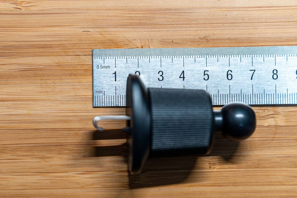 momax支架怎么样,车载磁吸手机支架最新款无线充电