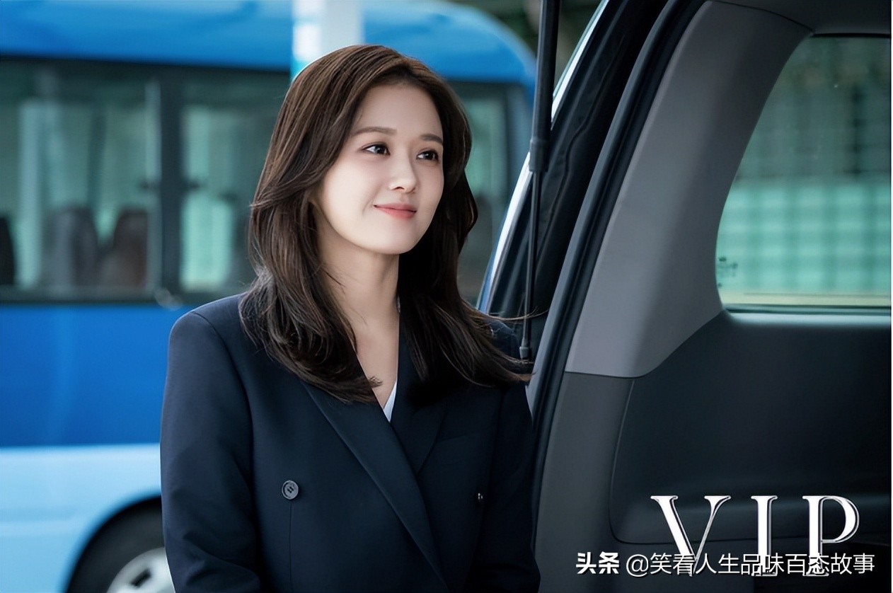 童年女神张娜拉晒猫照依旧童颜,38岁张娜拉罕见晒素颜照