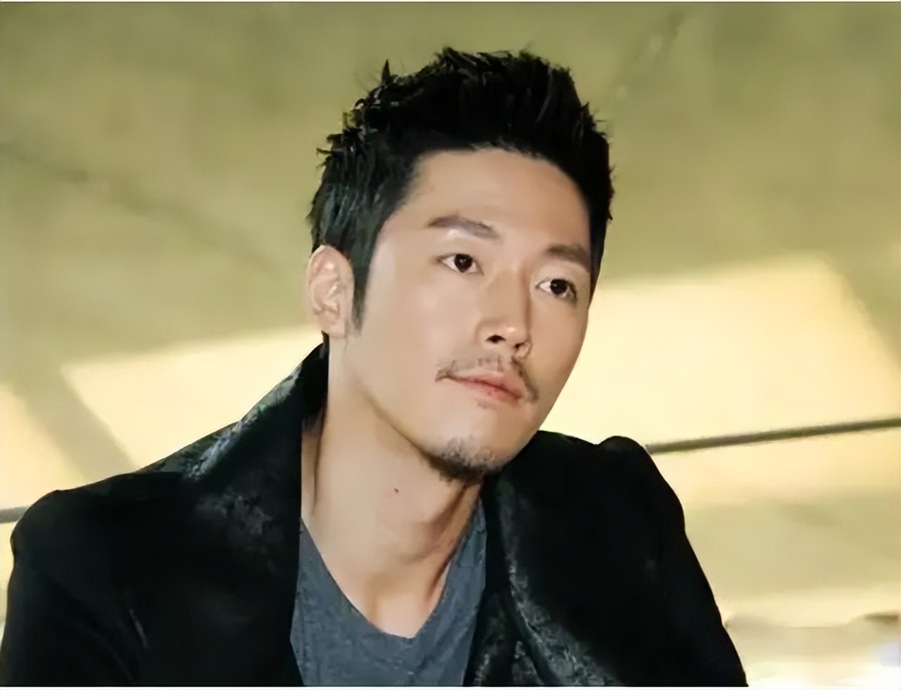 长了一张干净贵气又有书卷气的脸,长得风流倜傥情史干净的男明星